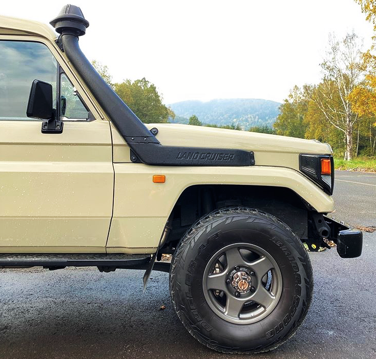 イクソ 1985 トヨタ ランドクルーザー HJ75 トゥループキャリア